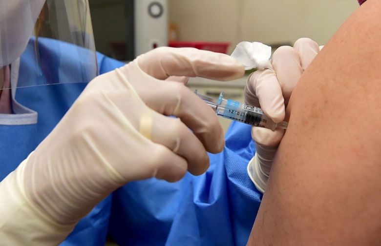 50대 연령층에 대한 코로나19 4차 백신 접종이 시작된 18일 오전 대구 수성구 한 병원에서 시민이 백신 접종을 받고 있다.