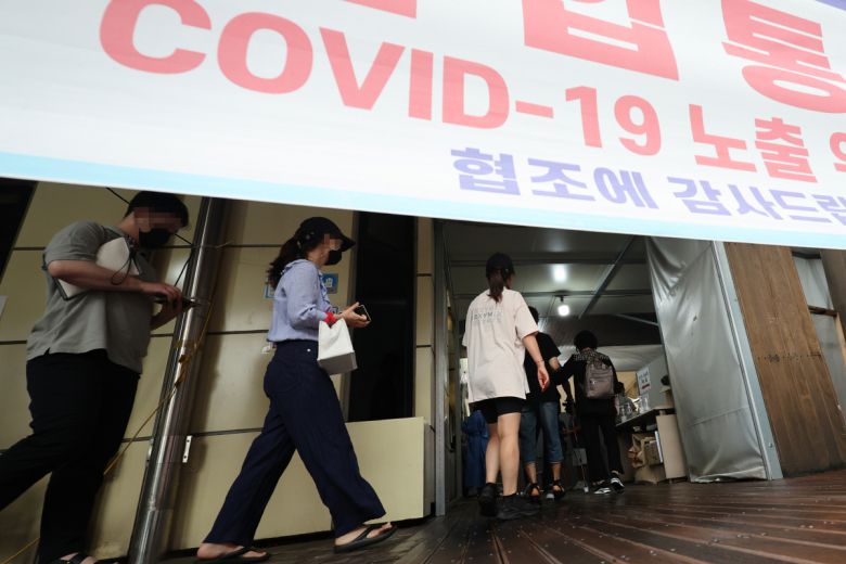 코로나19 신규 확진자 수가 3만9196명을 기록한 14일 오전 서울 송파구 보건소 선별진료소가 검사를 받으려는 시민들로 북적이고 있다.(연합뉴스)