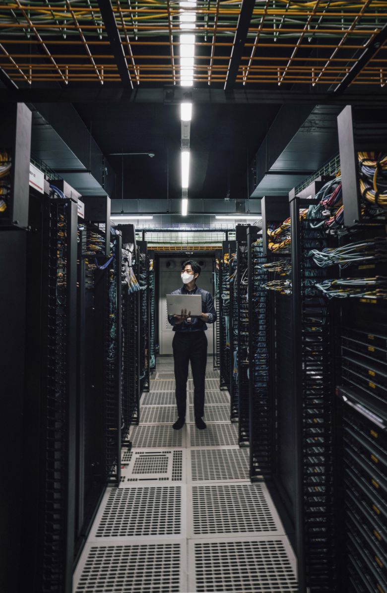 SK텔레콤 연구원이 대전 SK둔산사옥에서 '베어메탈 기반 클라우드 네이티브 방식 코어망'을 점검 중이다.