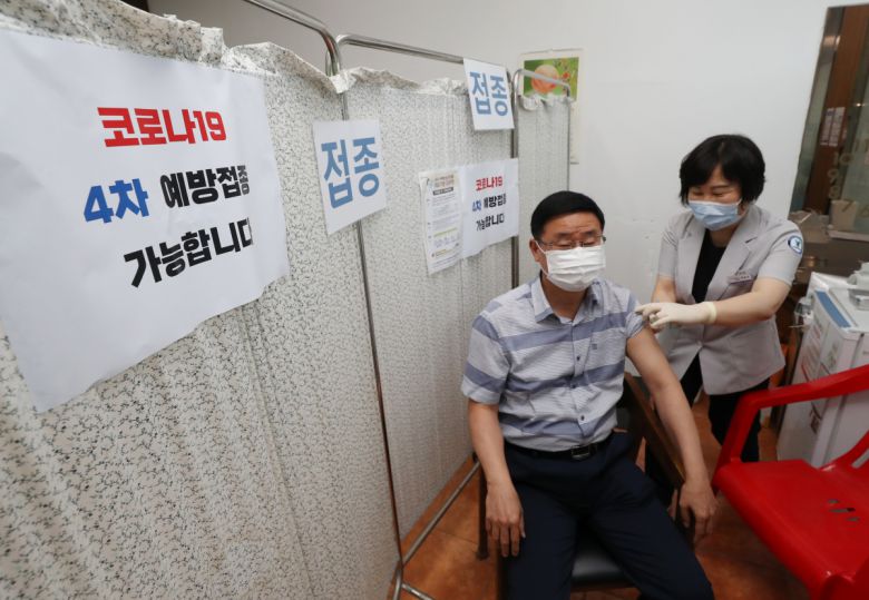 광주 북구 중흥동의 한 병원에서 50대 북구청 공무원이 백신 접종을 받고 있다.
