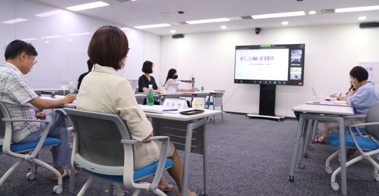 28일 열린 코로나19 치료제∙백신∙신약개발사업단 간담회에서 참석자들이 경청하고 있다.