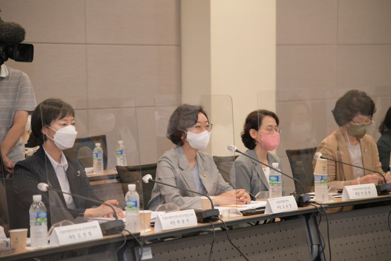 오유경 식품의약품안전처장(왼쪽 두번째)이 29일 오후 열린 ‘코로나19 백신‧치료제 개발 지원을 위한 식품의약품안전처-업계 간담회’에서 발언하고 있다.