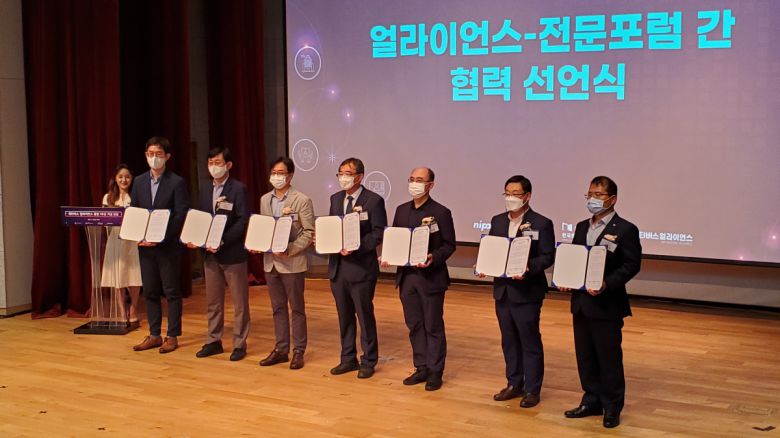 (왼쪽부터) 신재우 과학기술정보통신부 디지털콘텐츠과 사무관, 고진 한국메타버스산업협회장, 박종일 메타버스 미래포럼 의장, 유지상 메타버스 얼라이언스 의장, 위정현 가상융합경제활성화 포럼 의장, 허성욱 정보통신산업진흥원장, 송정수 한국전파진흥협회 부회장이 '얼라이언스-전문포럼 협력 선언식'을 마치고 기념촬영을 하고 있다.