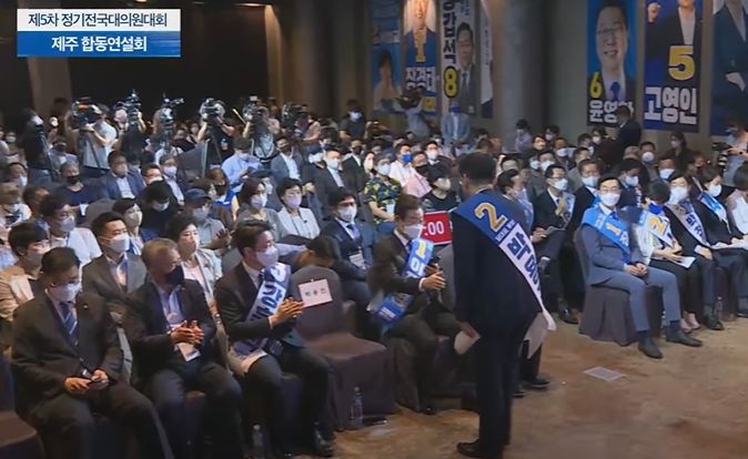 이재명 더불어민주당 당대표 후보는 7일 제주 순회 연설을 마치고 내려온 박용진 후보와 눈을 마주치지 않고 핸드폰을 보며 오른손으로 악수를 했다.