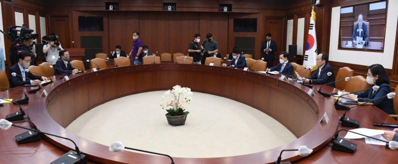 8일 서울 종로구 정부서울청사에서 추경호 경제부총리 겸 기획재정부 장관 주재로 비상경제 장관회의가 진행되고 있다.