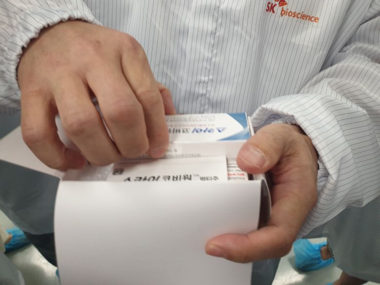 이상균 안동L하우스 공장장이 포장된 '스카이코비원' 상자를 보여주고 있다.