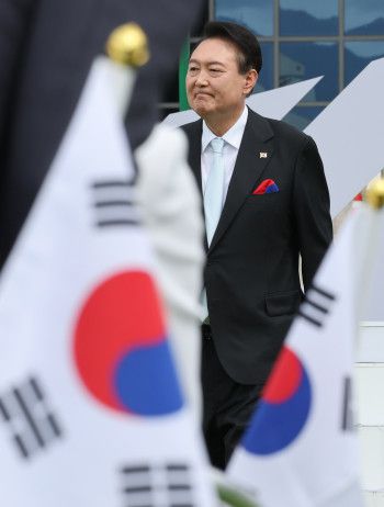 윤석열 대통령이 15일 서울 용산 대통령실 청사 잔디마당에서 열린 제77주년 광복절 경축식에서 경축사를 마친 뒤 자리로 향하고 있다.
