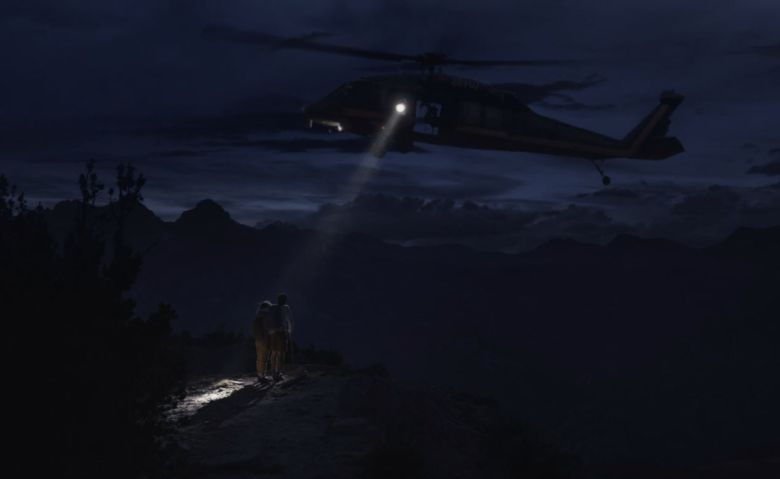 애플 아이폰14 야간촬영 영상 캡처. 응급 상황 시 구조 요청(SOS) 할 정도로 밝은 빛을 발산, 산에서 조난 당한 남녀가 구조되는 장면 연출.