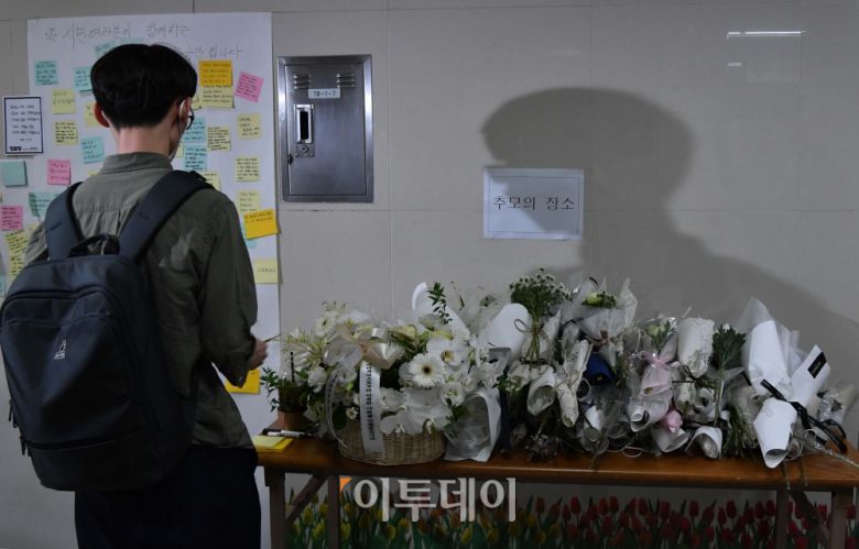 16일 서울 중구 신당역에 마련된 ‘신당역 스토킹 살인 사건’ 추모공간에 시민들의 추모 행렬이 이어지고 있다. 신태현 기자 holjjak@