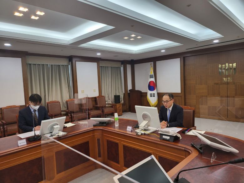 이원석(오른쪽) 검찰총장이 16일 스토킹전담검사가 참여하는 ‘전국 스토킹전담검사 긴급 화상회의’를 개최했다. 이날은 이 신임 검찰총장이 제45대 총장으로 취임한 날이다.