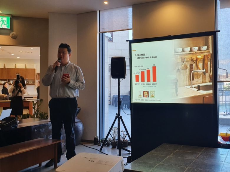 21일 경기도 앨리웨이 광교 채식 레스토랑 '두수고방'에서 열린 '오뚜기 두수고방' 출시 간담회에서 이명원 마케팅 팀장이 제품을 소개하고 있다.