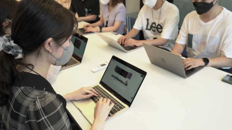 한 기업 임직원들이 팀스파르타의 맞춤형 기업 코딩 교육 프로그램을 듣고 있다.