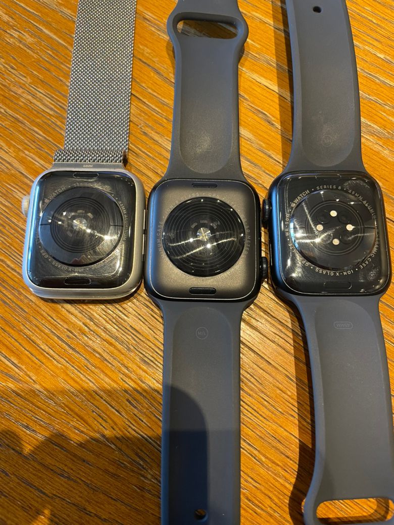 애플 워치 모델 간 센서 모습. 크기부터 적용된 센서에 차이가 있다. 왼쪽부터 애플 워치4, 애플 워치SE 2, 애플 워치8.