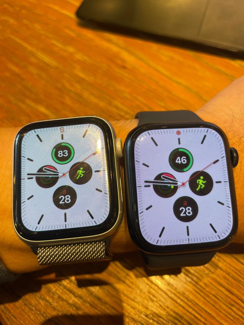 애플 워치4(왼쪽)과 애플 워치8(오른쪽)의 모습. 화면 크기에서부터 차이가 난다.