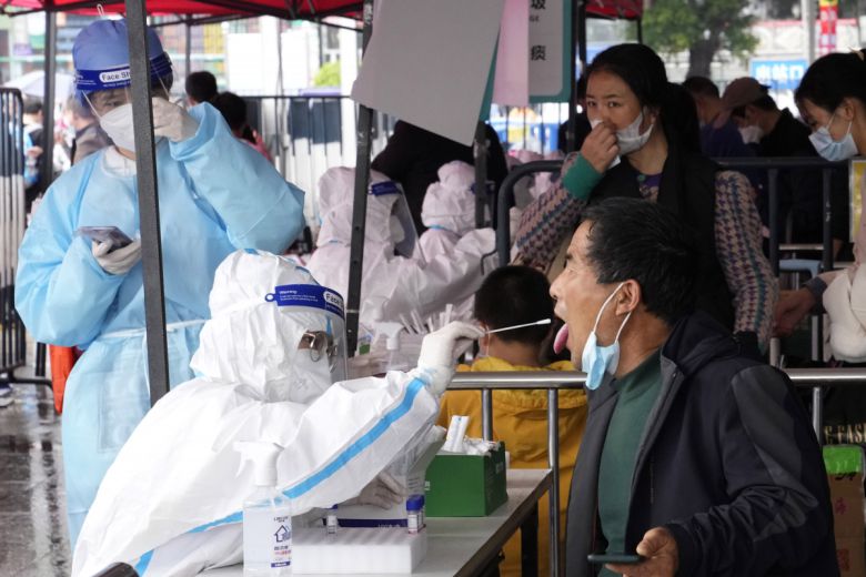 3월 25일(현지시간) 중국 광둥성 광저우 기차역에 마련된 코로나19 검사센터에서 한 시민이 검사를 받고 있다. 광저우(중국)AP뉴시스