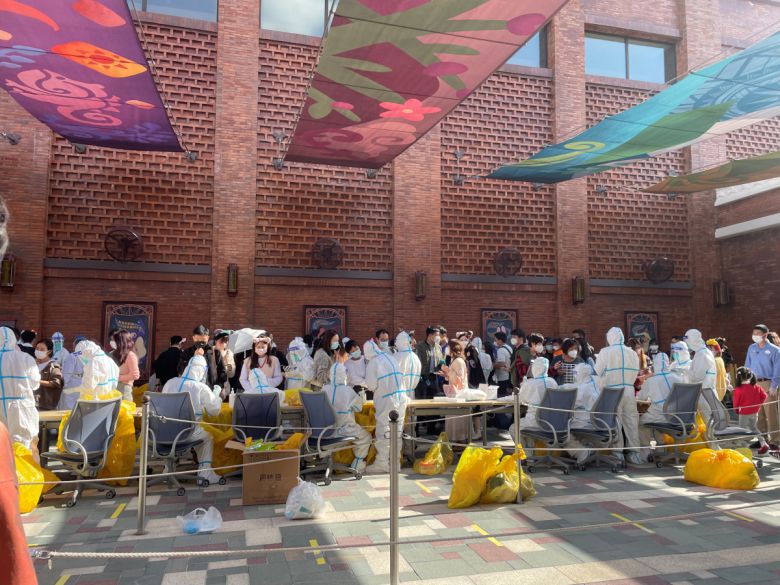 중국 상하이 디즈니랜드에서 지난달 31일 방문객들이 신종 코로나바이러스 감염증(코로나19) 검사를 받고 있다. 상하이(중국)/로이터연합뉴스