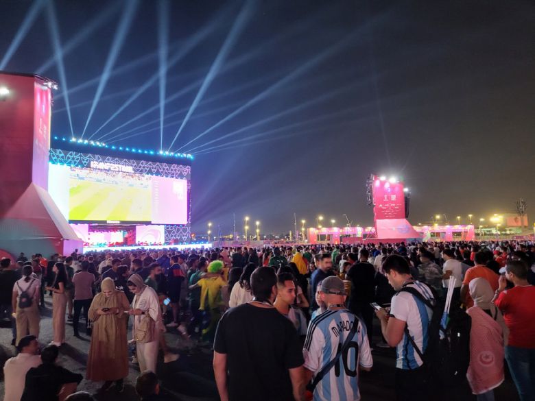 카타르 도하의 FIFA 팬 페스티벌을 찾은 축구 팬들(연합뉴스)