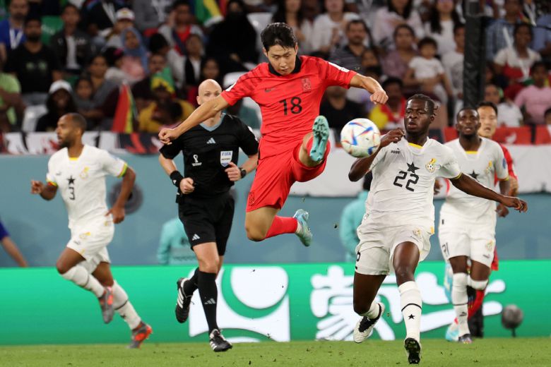 11월 28일(현지시간) 카타르 알라이얀 에듀케이션 시티 스타디움에서 열린 2022 카타르 월드컵 H조 2차전 대한민국과 가나의 경기, 이강인이 패스하고 있다. (뉴시스)