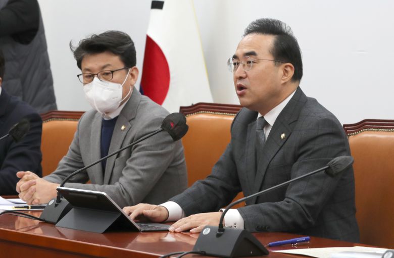 박홍근 더불어민주당 원내대표가 6일 오전 서울 여의도 국회에서 열린 원내대책회의에서 발언하고 있다.