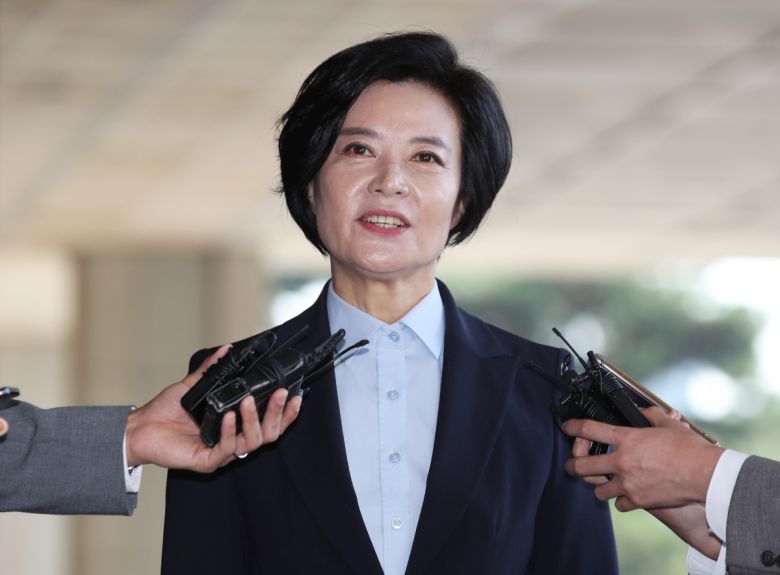 청탁을 빌미로 억대 금품을 수수한 의혹 등을 받는 이정근 전 더불어민주당 사무부총장이 조사를 받기 위해 9월 23일 오전 서울 서초구 서울중앙지검으로 출석하던 중 입장을 밝히고 있다.