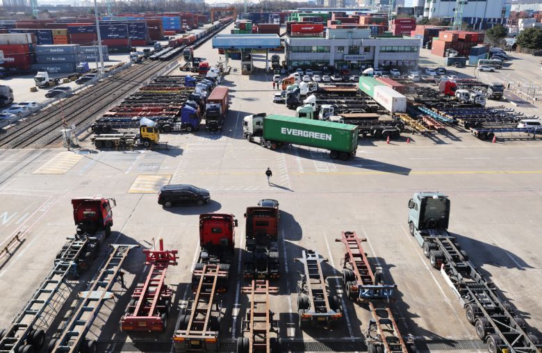 화물연대 파업 12일째인 5일 오후 경기도 의왕시 내륙컨테이너기지(ICD)에서 컨테이너를 싣고 있는 화물차가 오가고 있다.