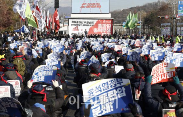 전국민주노동조합총연맹(민주노총) 조합원들이 6일 경기도 의왕시 의왕테크노파크 인근에서 '총파업 총력투쟁 대회'를 열고 윤석열 정부 노동 탄압 분쇄, 화물안전 운임제 확대 등을 촉구하며 구호를 외치고 있다. (조현호 기자 hyunho@)