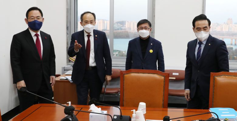 박홍근(오른쪽부터) 더불어민주당 원내대표, 김성환 정책위의장, 추경호 경제부총리 겸 기획재정부 장관, 주호영 국민의힘 원내대표가 7일 오후 서울 여의도 국회 예산결산특별위원회 소회의실에서 열린 예산안 관련 여야 2+2 회동에 참석하고 있다.