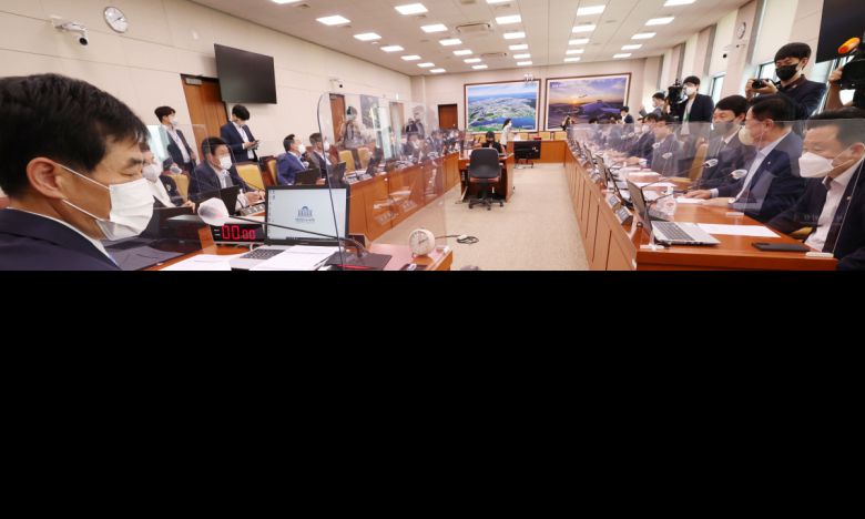 [서울=뉴시스] 김선웅 기자 = 김민기 국회 국토교통위원장이 28일 서울 여의도 국회에서 열린 국토교통위원회 전체회의에서 의사봉을 두드리고 있다. (공동취재사진) 2022.09.28. photo@newsis.com