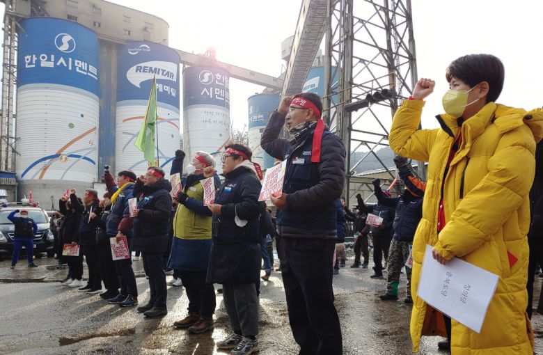 이달 6일 오후 한일시멘트 충북 단양공장 앞에서 열린 민주노총 충북본부 '총파업 총력투쟁 결의대회'에서 참가 노조원들이 구호를 외치고 있다.