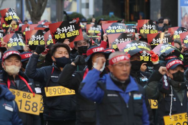6일 오후 광주 서구 국민의힘 광주시당 앞 도로에서 민주노총 광주본부가 화물연대 총파업 투쟁을 지지하며 총파업·총력투쟁대회를 하고 있다.