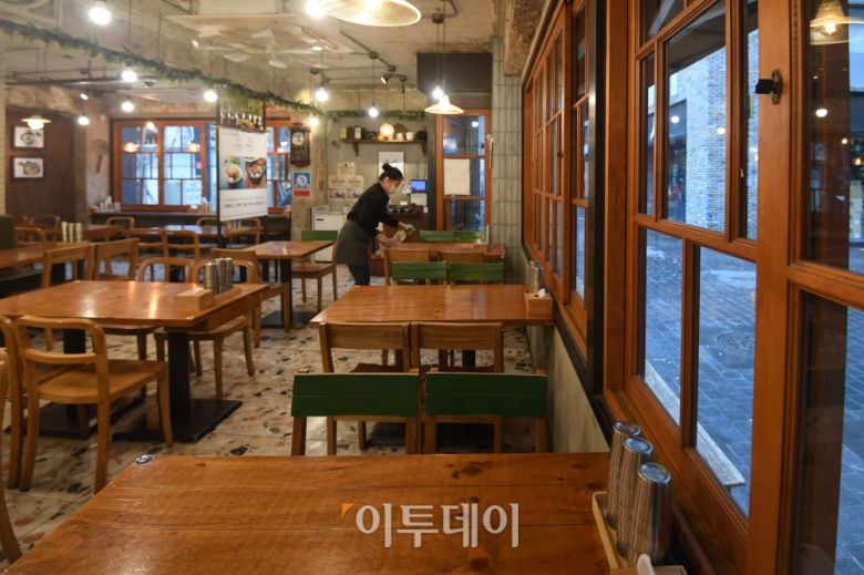 서울 시내의 한 식당에서 종업원이 영업준비를 하고 있다. 조현호 기자 hyunho@