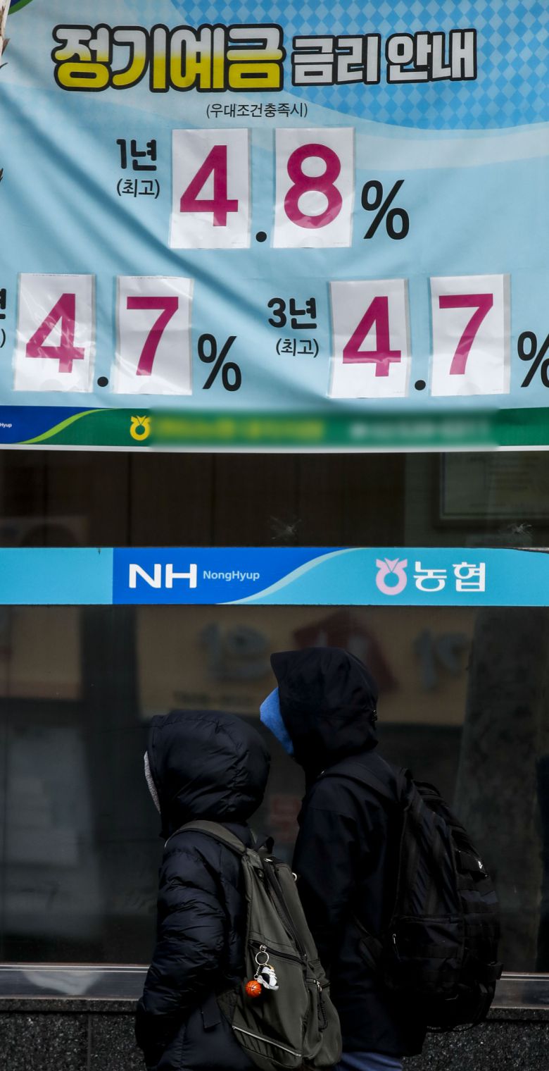 서울시내 한 시중은행에 정기예금 금리 안내문이 붙어 있다. 4대 시중은행의 정기예금은 5%대, 저축은행 정기예금은 6%대 금리가 무너졌다.