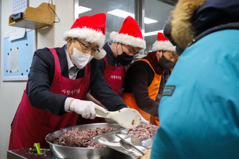김진욱 고위공직자범죄수사처 처장과 여운국 차장 등이 23일 서울 서초구 까리따스 사랑의 식당에서 급식 봉사활동을 실시하고 있다.
