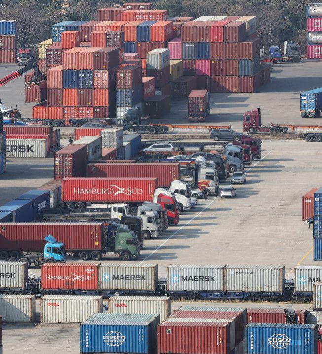 안전운임제 일몰제 폐지와 적용 차종·품목 확대 등을 요구하며 화물연대가 파업에 돌입한 11월 24일 경기도 의왕시 내륙컨테이너기지(ICD)에 화물차들이 멈춰 서있다.