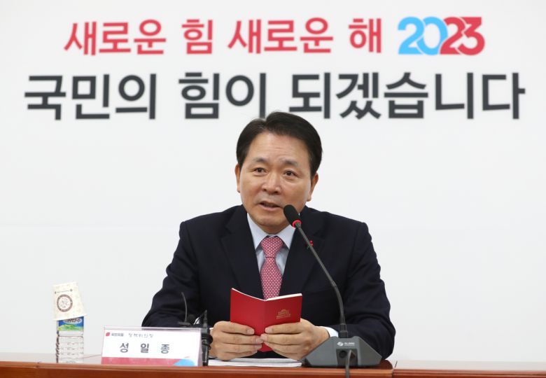 [서울=뉴시스] 전진환 기자 = 성일종 국민의힘 정책위의장이 26일 오전 서울 여의도 국회에서 열린 안전운임제 관련 입장 발표 기자회견에서 발언하고 있다. 2022.12.26. amin2@newsis.com