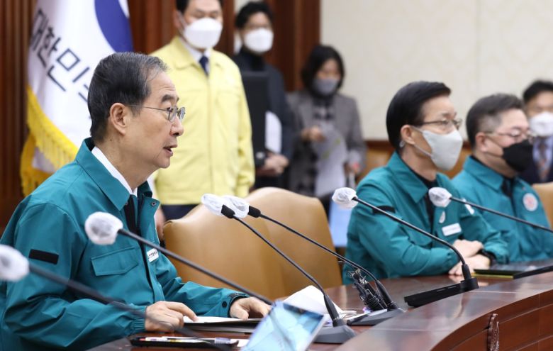 한덕수 국무총리가 23일 오전 정부서울청사에서 열린 코로나19 중앙재난안전대책본부(중대본) 회의에 참석해 발언하고 있다.