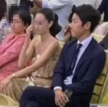 배우 송중기가 영국인 여자친구와 일정에 참여한 모습.(연예 뒤통령이진호 유튜브 쇼츠 캡처)