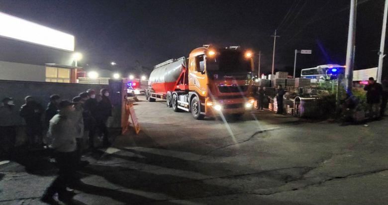 12월 8일 오전 비노조원이 운행하는 시멘트 차량이 경찰 에스코트를 받으며 인근 업체로 이동하고 있다.