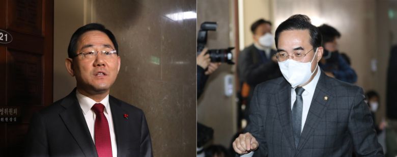 3일 오전 서울 여의도 국회 운영위원장실에서 양당 원내대표 회동을 마친 박홍근(오른쪽 사진) 더불어민주당 원내대표가 먼저 나와 이동한 후, 주호영 국민의힘 원내대표가 나와 기자들에게 회동 내용을 설명하고 있다.