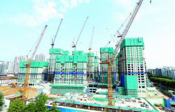 재건축 공사 중인 서울 서초구 반포동 래미안원베일리 현장 전경