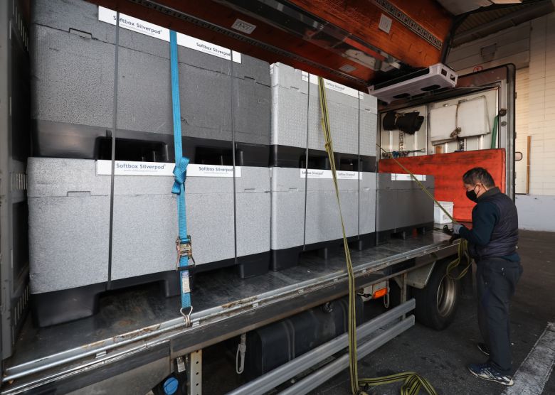 12일 인천국제공항 화물터미널에서 관계자가 이날 처음 들어온 영유아용 화이자 코로나19 백신을 수송 차량에 싣고 있다.