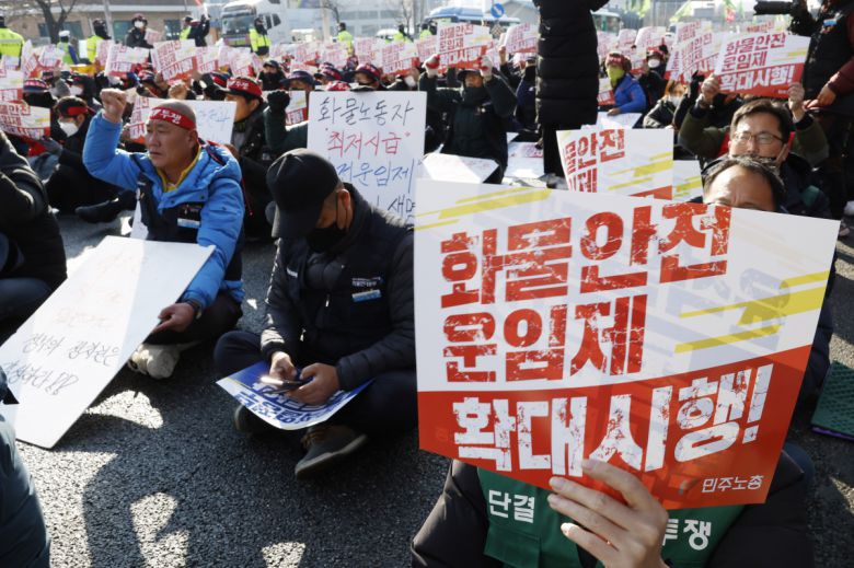 전국민주노동조합총연맹(민주노총) 조합원들이 지난달 6일 경기도 의왕시 의왕테크노파크 인근에서 '총파업 총력투쟁 대회'를 열고 윤석열 정부 노동 탄압 분쇄, 화물안전 운임제 확대 등을 촉구하며 구호를 외치고 있다.