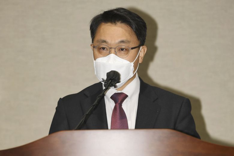 김진욱 고위공직자범죄수사처(공수처) 처장이 지난해 5월 16일 오전 경기 과천시 정부과천청사 내 공수처에서 기자간담회를 열고 발언하고 있다. (뉴시스)