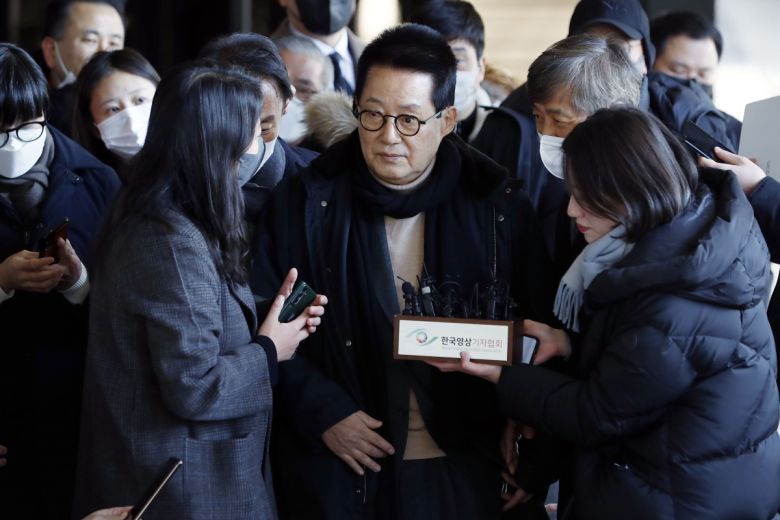 '서해 공무원 피격 사건' 관련 박지원 전 국정원장이 지난달 서울 서초구 서울중앙지방검찰청으로 출석하고 있다.