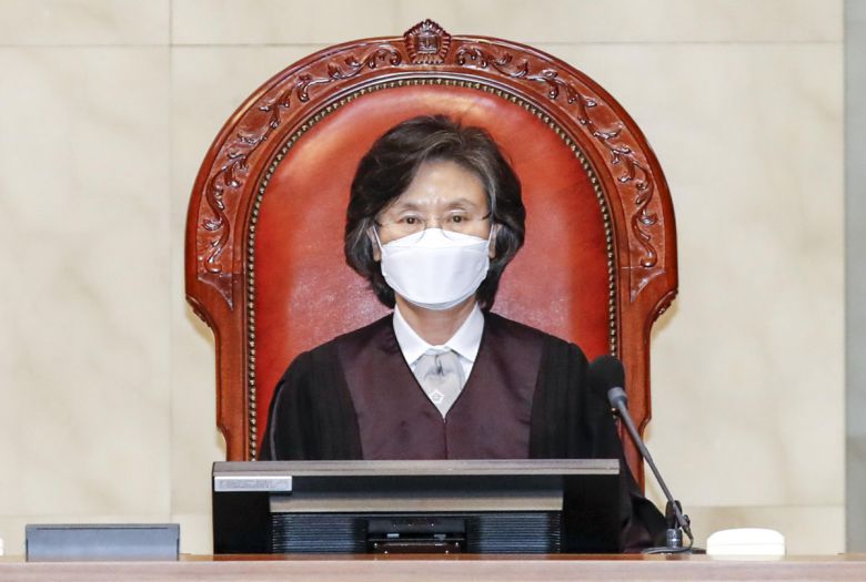 노정희 대법관이 지난해 4월 전원합의체 선고를 위해 자리에 착석하고 있다.