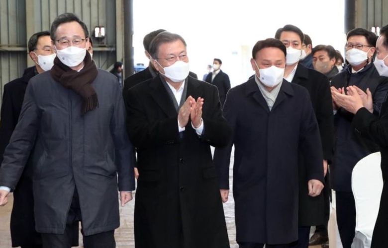 문재인 대통령이 지난해 2월 24일 전북 군산시 현대중공업 군산조선소에서 열린 군산조선소 재가동 협약식에 참석하고 있다.