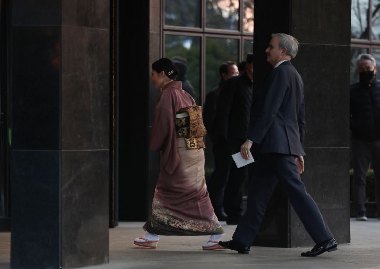 기모노를 입고 일왕 생일 축하연이 열리는 호텔로 들어서는 참석자(연합뉴스)