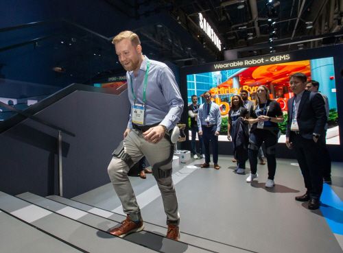 CES 2020에 마련된 삼성전자 전시관에서 관람객이 웨어러블 보행 보조 로봇 ‘GEMS(Gait Enhancing & Motivating System)’을 체험하고 있다.