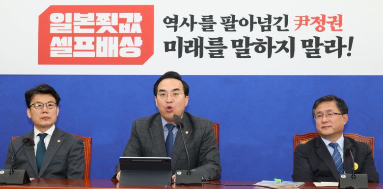 더불어민주당 박홍근 원내대표가 14일 국회에서 열린 원내대책회의에서 발언하고 있다. (연합뉴스)