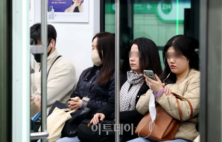 대중교통수단과 대형시설 내 개방형 약국에서도 실내 마스크 착용 의무가 해제된 20일 서울 신도림역에서 마스크를 벗은 시민들이 지하철을 이용하고 있다. 이날부터 마스크 착용 의무가 유지되는 곳은 병원 등 의료기관과 요양원 등 감염 취약 시설, 개방돼 있지 않은 일반 약국 등이다. 방역당국은 혼잡한 출·퇴근 시간대에 대중교통을 이용할 경우엔 자발적으로 마스크를 착용할 것을 당부했다. 신태현 기자 holjjak@